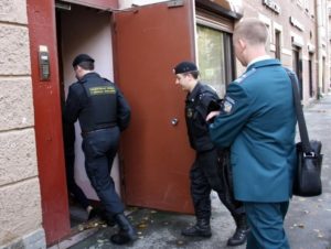 Список видов деятельности, в отношении которых ИП разрешено применять такой вид налогового обложения, указан в статье 346.43 Налогового Кодекса России. В списке 63 вида бизнеса: от ремонта и изготовления обуви и одежды, до ритуальных услуг и до выпечки мучных кондитерских изделий. Патентная система – это спец. режим налогового начисления и уплаты налогов, который вправе воспользоваться только индивидуальные предприниматели (ИП). Цель патента-если вы хотите заниматься бизнесом из перечня в статье налогового кодекса, то вам стоит купить патент. Количество патентов не имеет ограничения, а вот список видов патентной деятельности в 2020 году закрыт. Власти на месте предусматривают дополнения в системе налогов для предоставления услуг населению, которые не внесены в список в Налоговом кодексе РФ. Прежде чем перейти на патентную систему, изучите весь список видов деятельности для осуществления работ по патенту, приведенный в статье No346.43 кодекса РФ и региональном законе Начать работу по патенту ИП в 2020 году может в любое время, при этом вам стоит пройти регистрацию в налоговых органах и купить патент на необходимый вам срок. Патент можно приобрести на срок от одного месяца до двенадцати месяцев, в пределах календарного года, патент не переходит на следующий календарный год. Предприниматель имеет право оформить патент по похожим видам деятельности. В 2020году появилась возможность региональным руководителям вносить изменения в патенты: - площадь сдаваемой недвижимости в аренду, - количество транспортных средств различного предназначения, - количество торговых площадей сетей общественного питания. Патентная система налогообложения имеет много плюсов, ознакомимся с ними: - нет надобности заполнять налоговые отчеты и подавать в налоговую инспекцию, - не требует постоянного ведения бухгалтерского учета, следует вести только книгу учета доходов, - нет необходимости устанавливать кассовый аппарат, - освобождение от уплаты некоторых налогов, - в столице освобождены от уплаты торгового сбора. Средства, поступившие в бюджет страны, поступающие от реализации патентной системы налогообложения, 2 раза в год остаются в том районы страны, в которых они были собраны. Данные средства идут на благоустройства территории районов и капитальный ремонт домов. После приобретения патента вам срочно необходимо оплатить сумму по патенту. И вы можете спокойно приступать к работе.